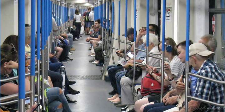 В метро