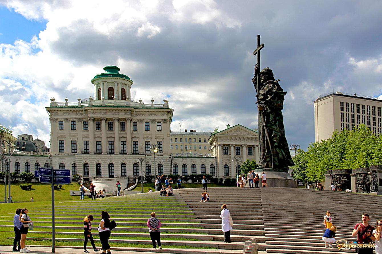 Боровицкая площадь у Московского Кремля.