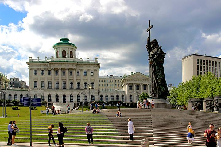 Боровицкая площадь у Московского Кремля.