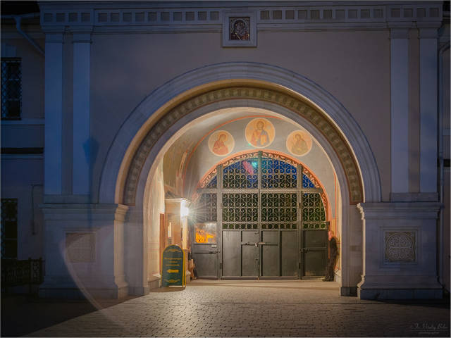 У главных монастырских врат