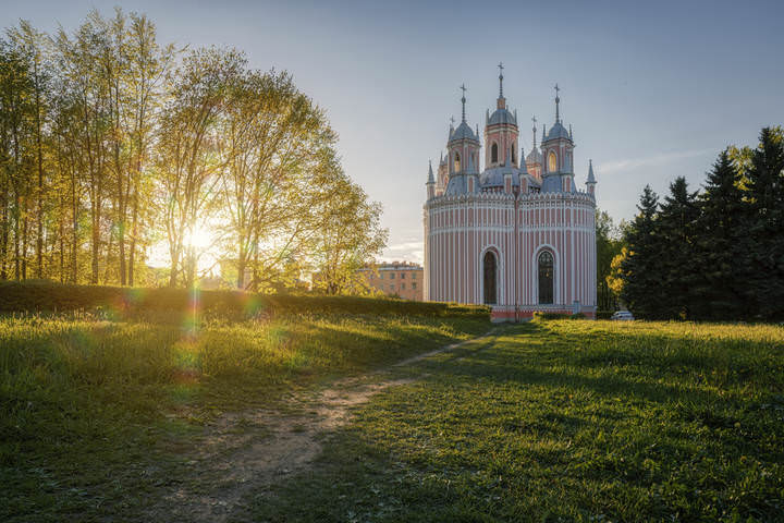 У Чесменской церкви