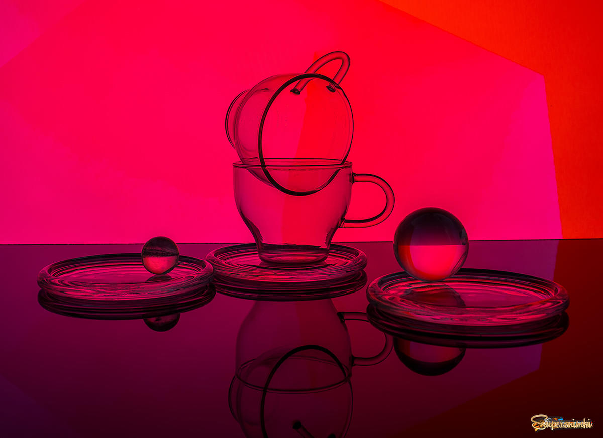 Чашки на красном фоне