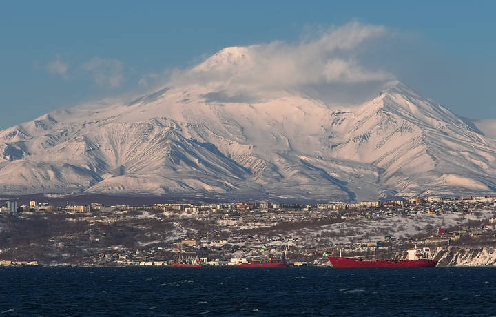 над городом