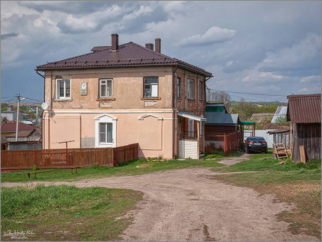Старый дом с новой крышей