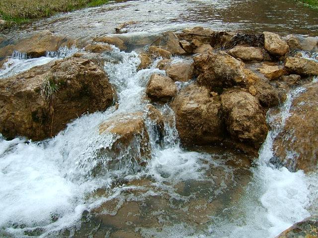 Мостик  и грот, водные перекаты..