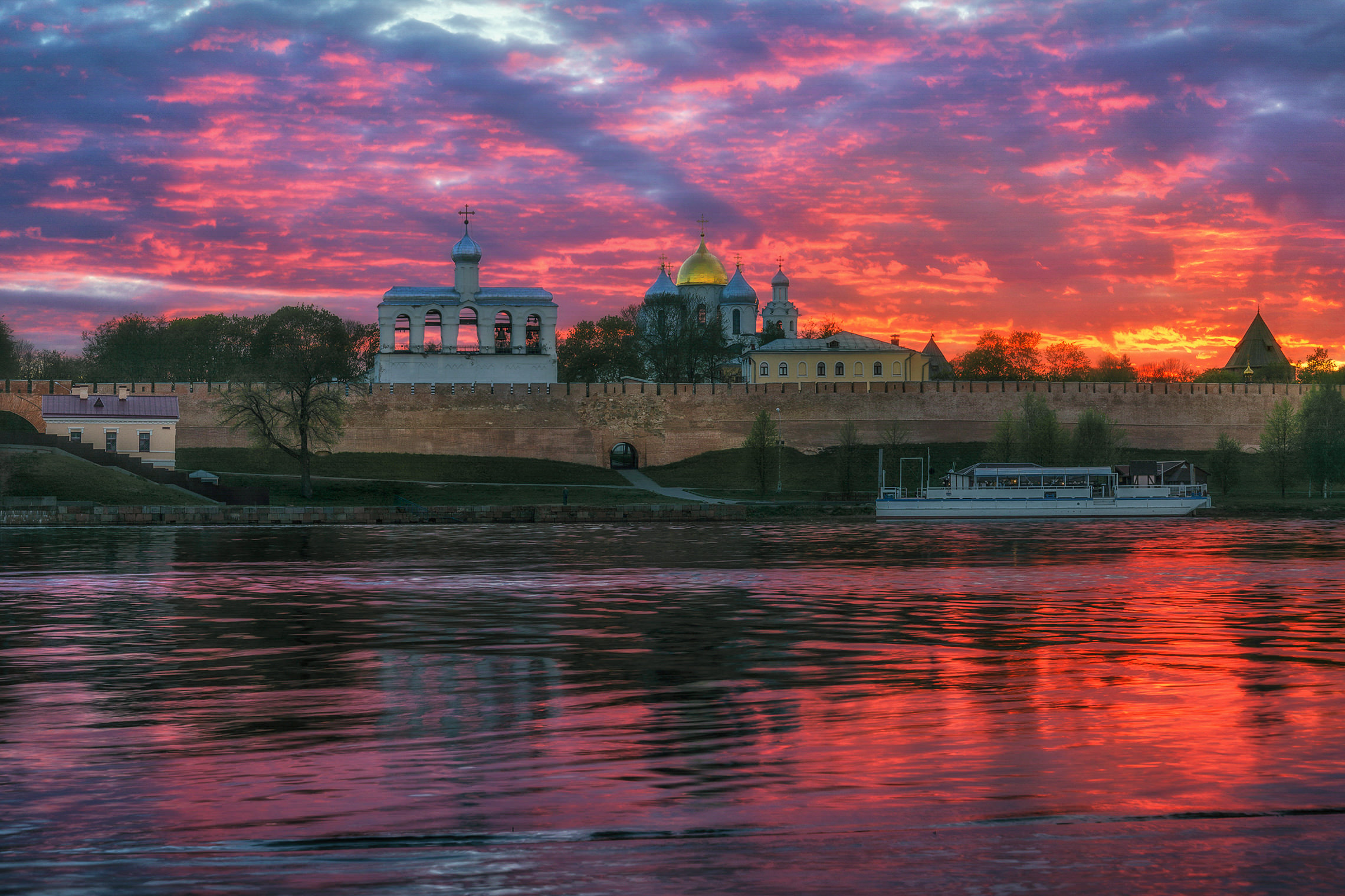 Закат над Новгородским Кремлем