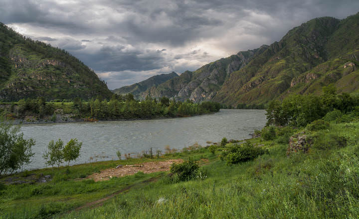 Вечерело, небо хмурилось