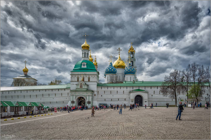 Небесная стихия над Лаврой