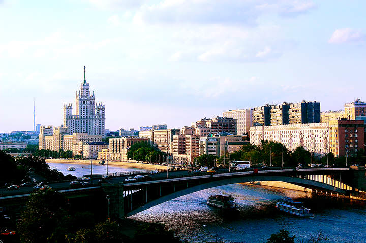 Московский Дом Музыки и фотографии Москвы с его балюстрады.