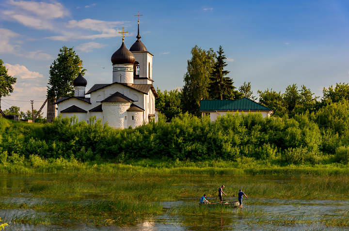 На реке Великой