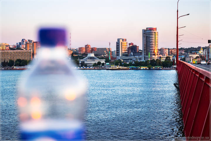 по центральному мосту Днепра