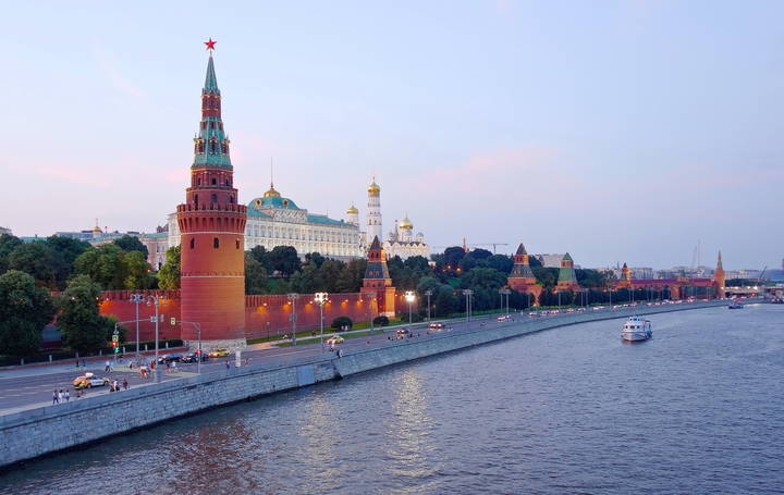 июльский вечер быстро наступает...