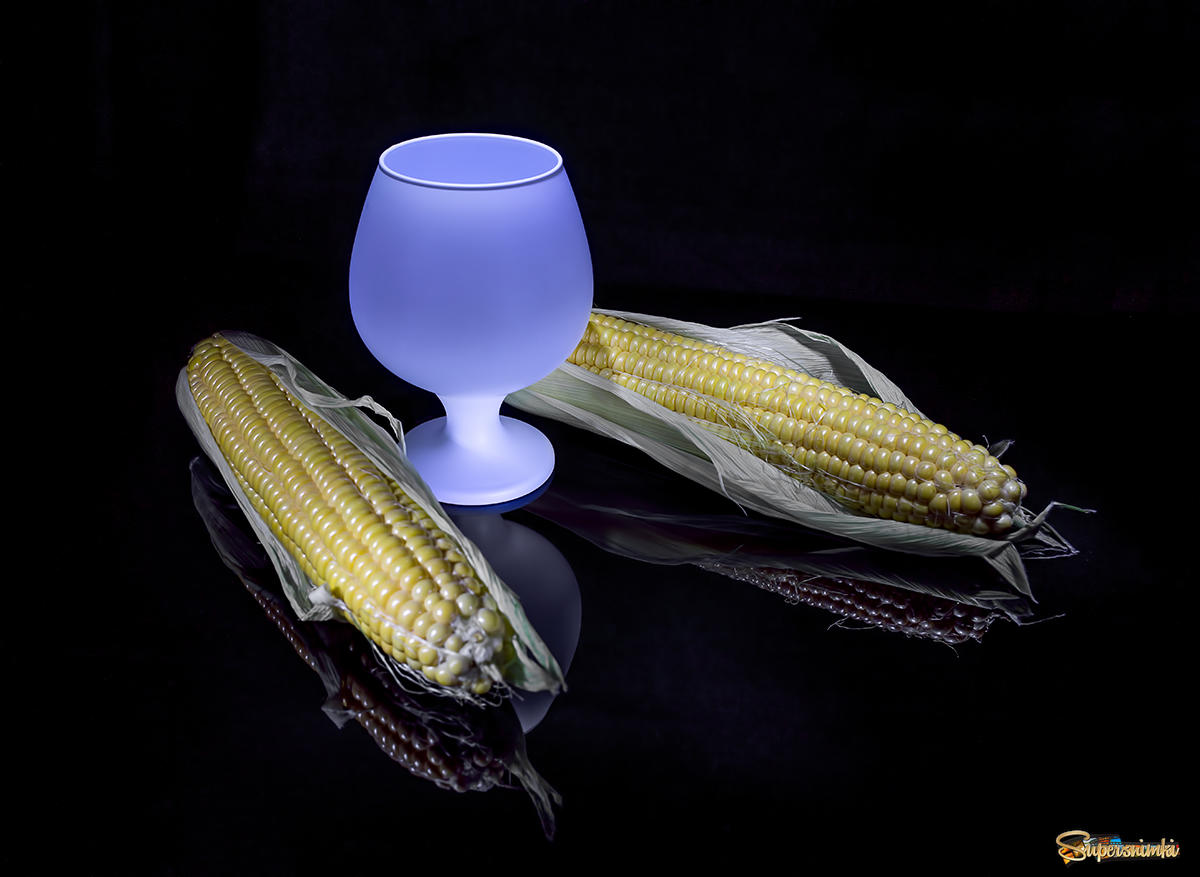 Кукуруза и неоновый бокал