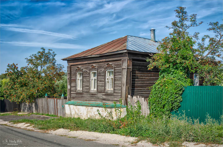 Рябина у старого дома