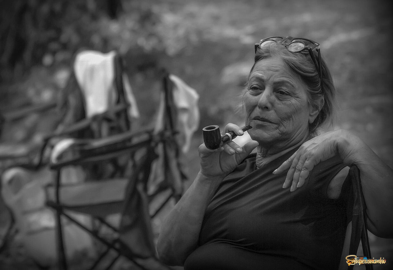 Моя бабушка курит трубку...