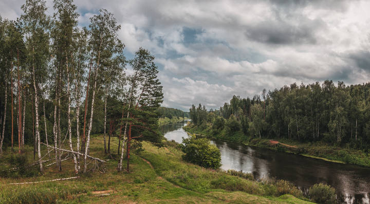Тропинка вдоль реки