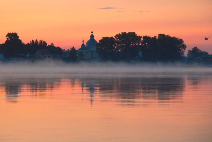 Плывет туман по водной глади...
