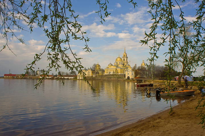 Весенним утром у монастыря