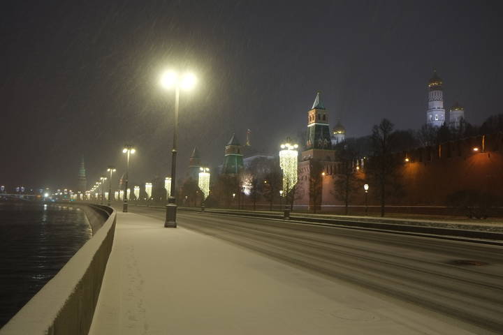 Снежная московская ночь