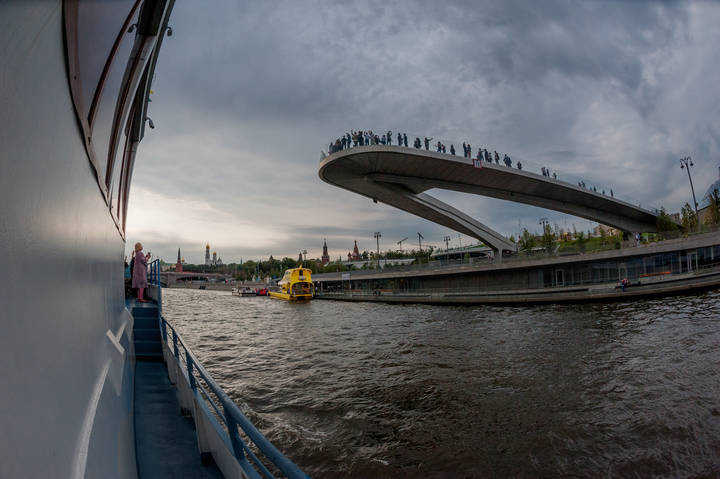 Москва с борта теплохода. Пасмурный день
