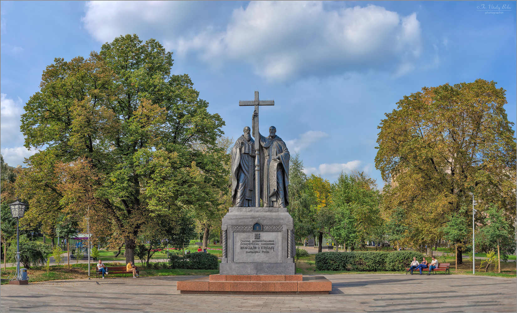 Фото памятника кириллу и мефодию в москве