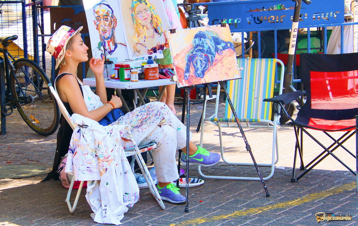 Уличная художница