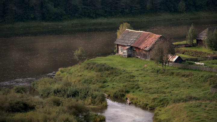 Домик у реки