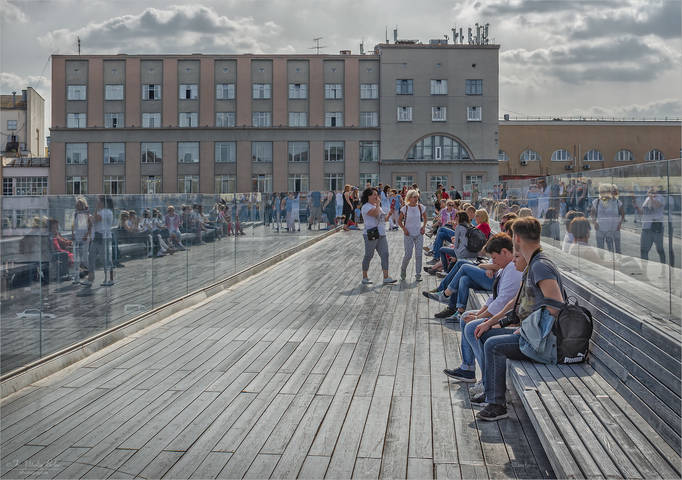 Многолюдье на парящем мосту парка Зарядье