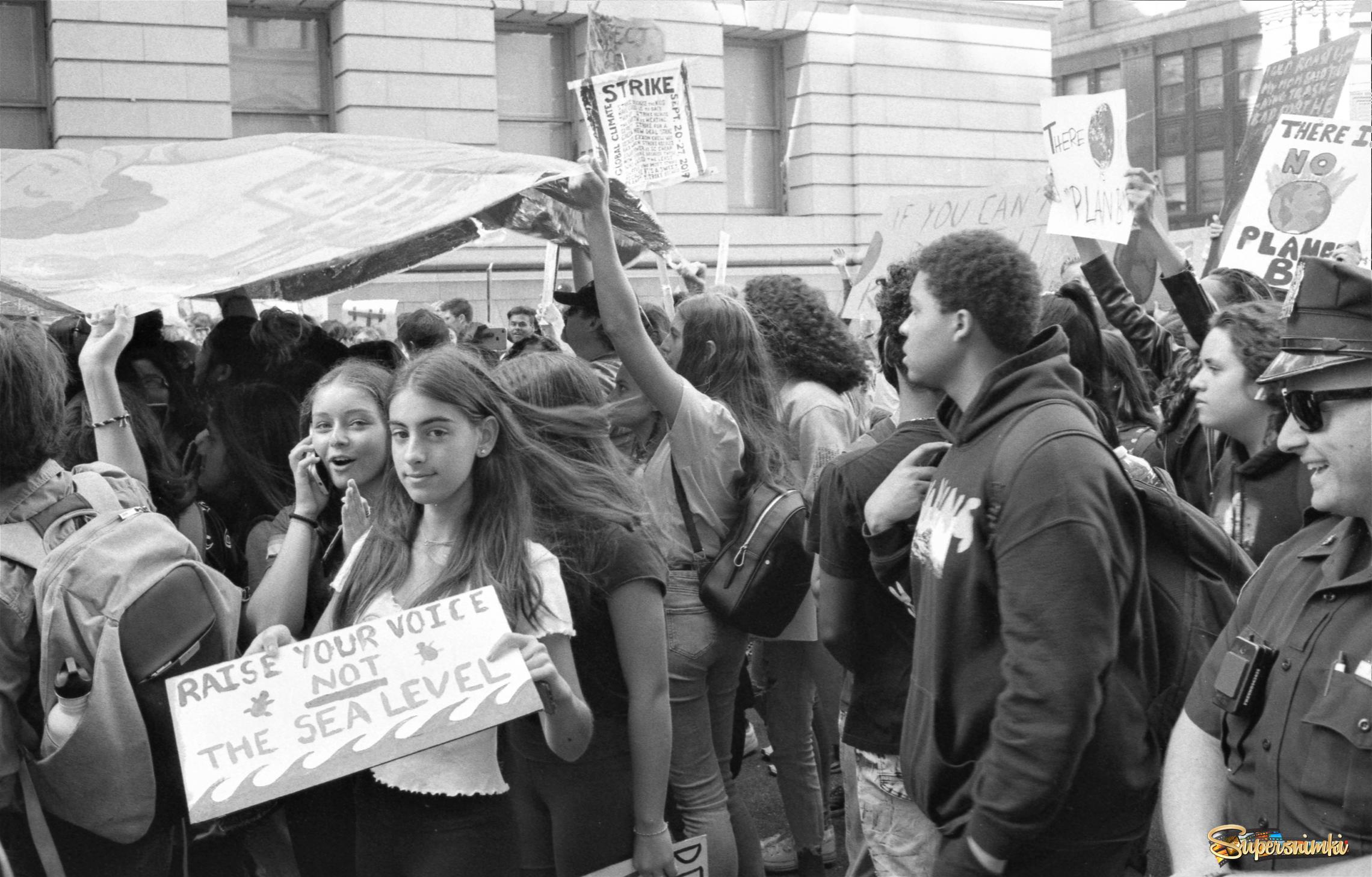 Протест молодых против бездействия взрослых по глобальному потеплению.