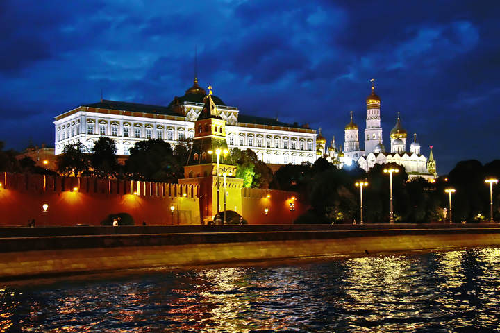 Ненастным вечером по Москве реке...