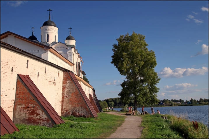 У стен монастыря