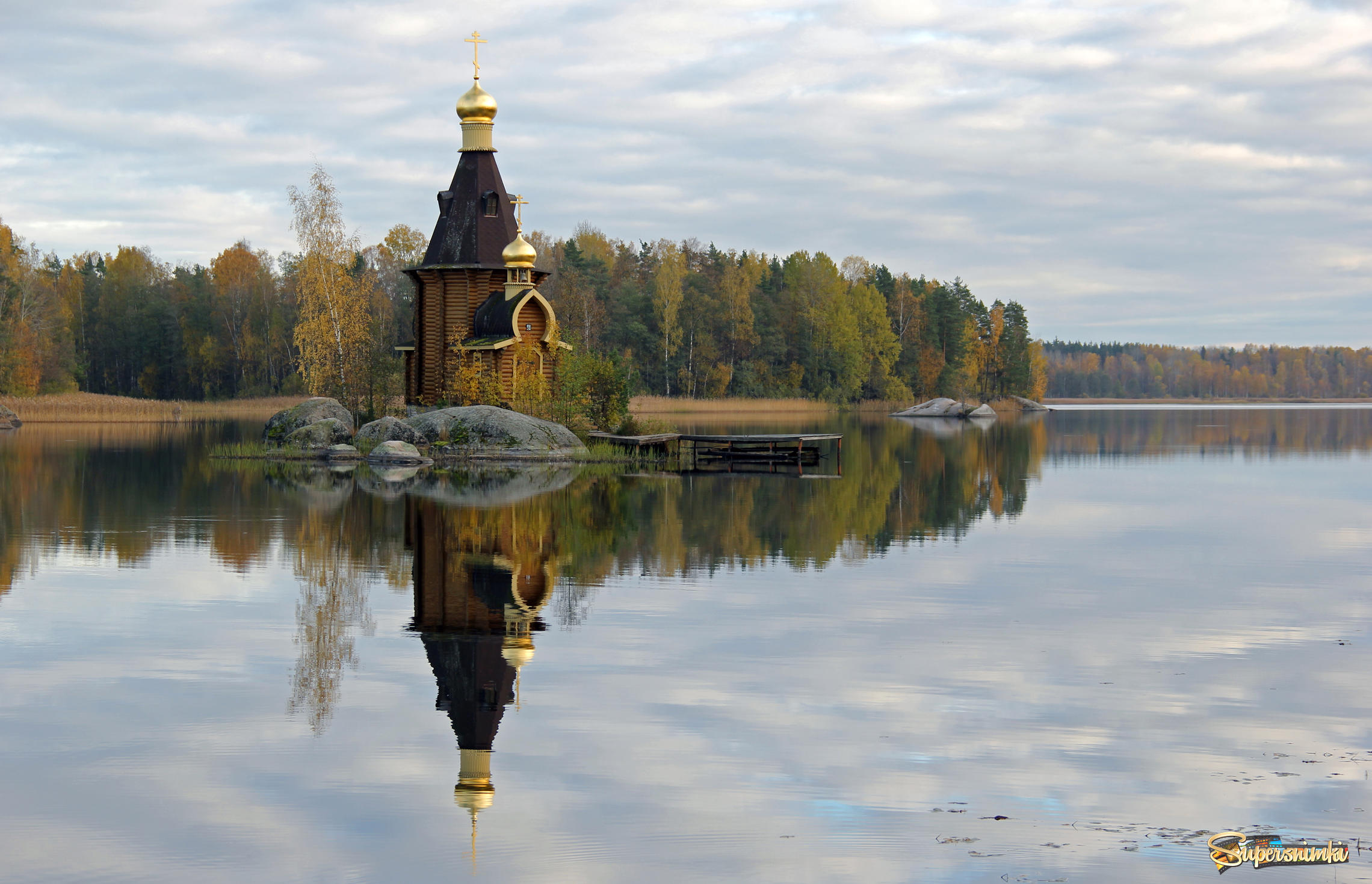 Отражение церкви в воде