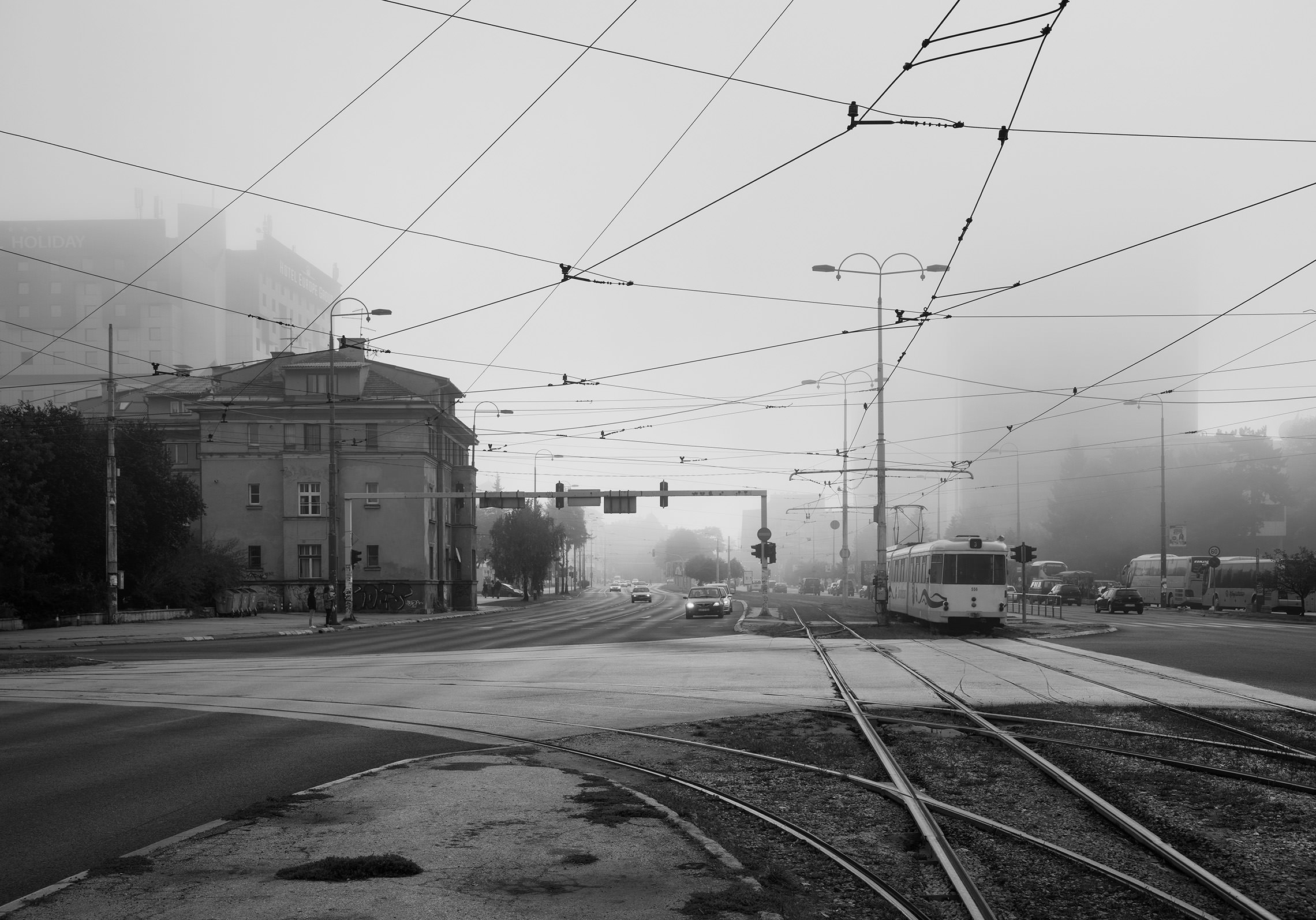 Утро в городе, туман.