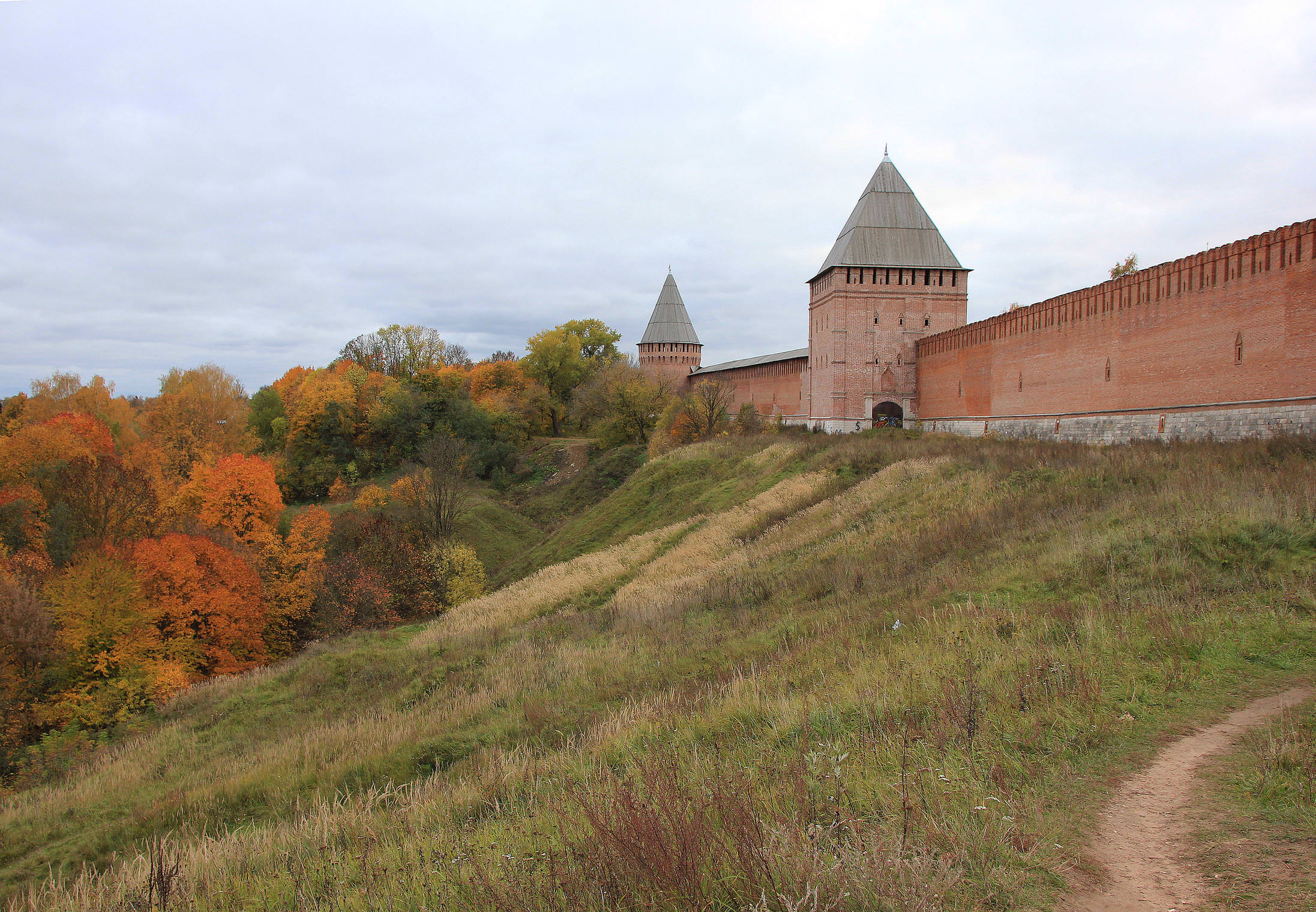 Осень у стен древней крепости.