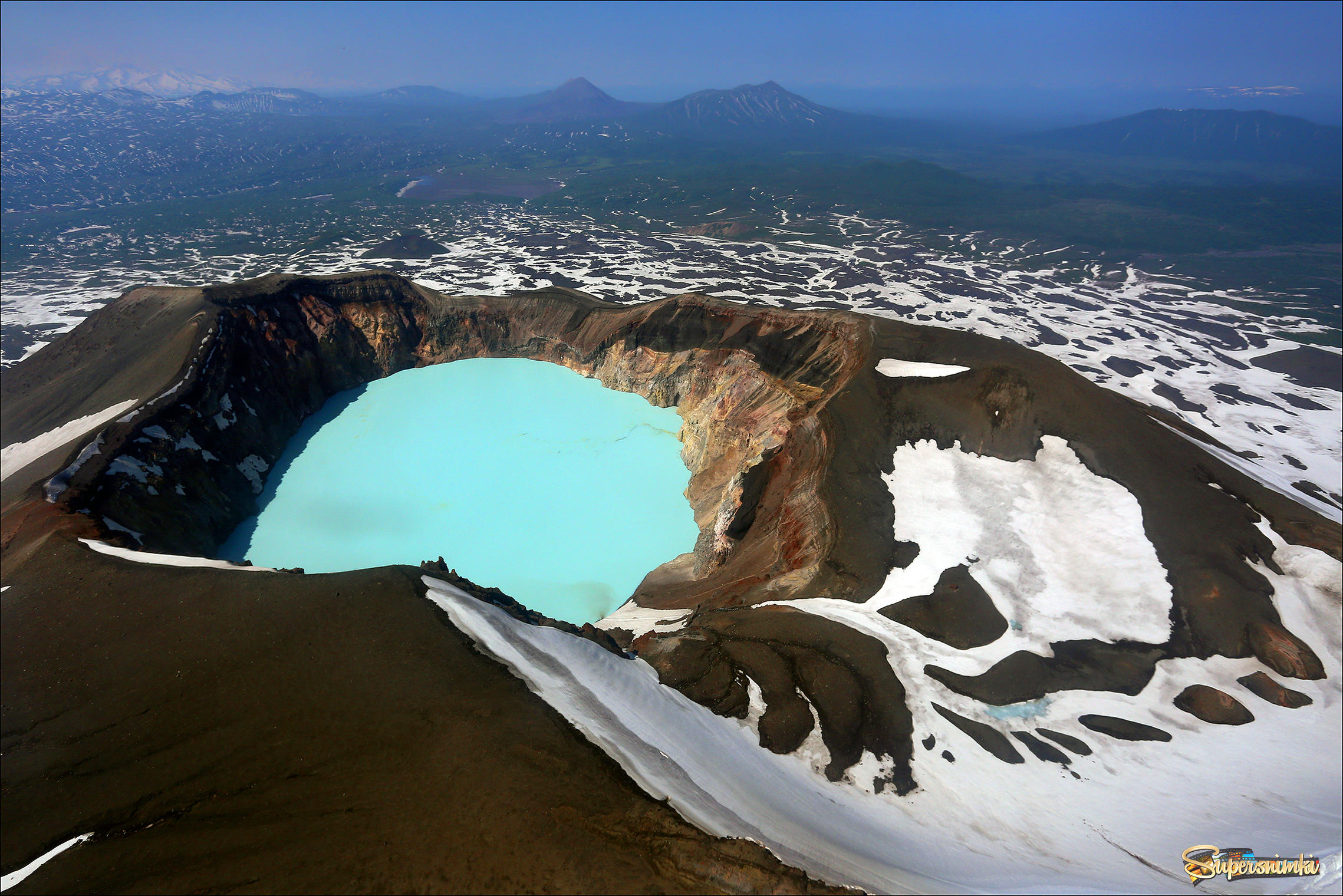 Озеро в кратере вулкана