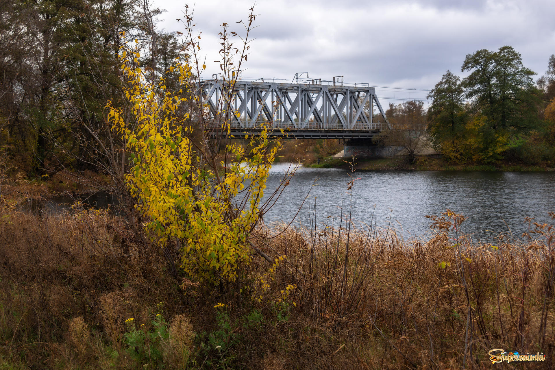 Осень мост украсила