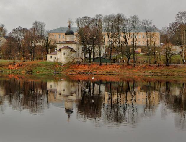 по набережной р. Великая