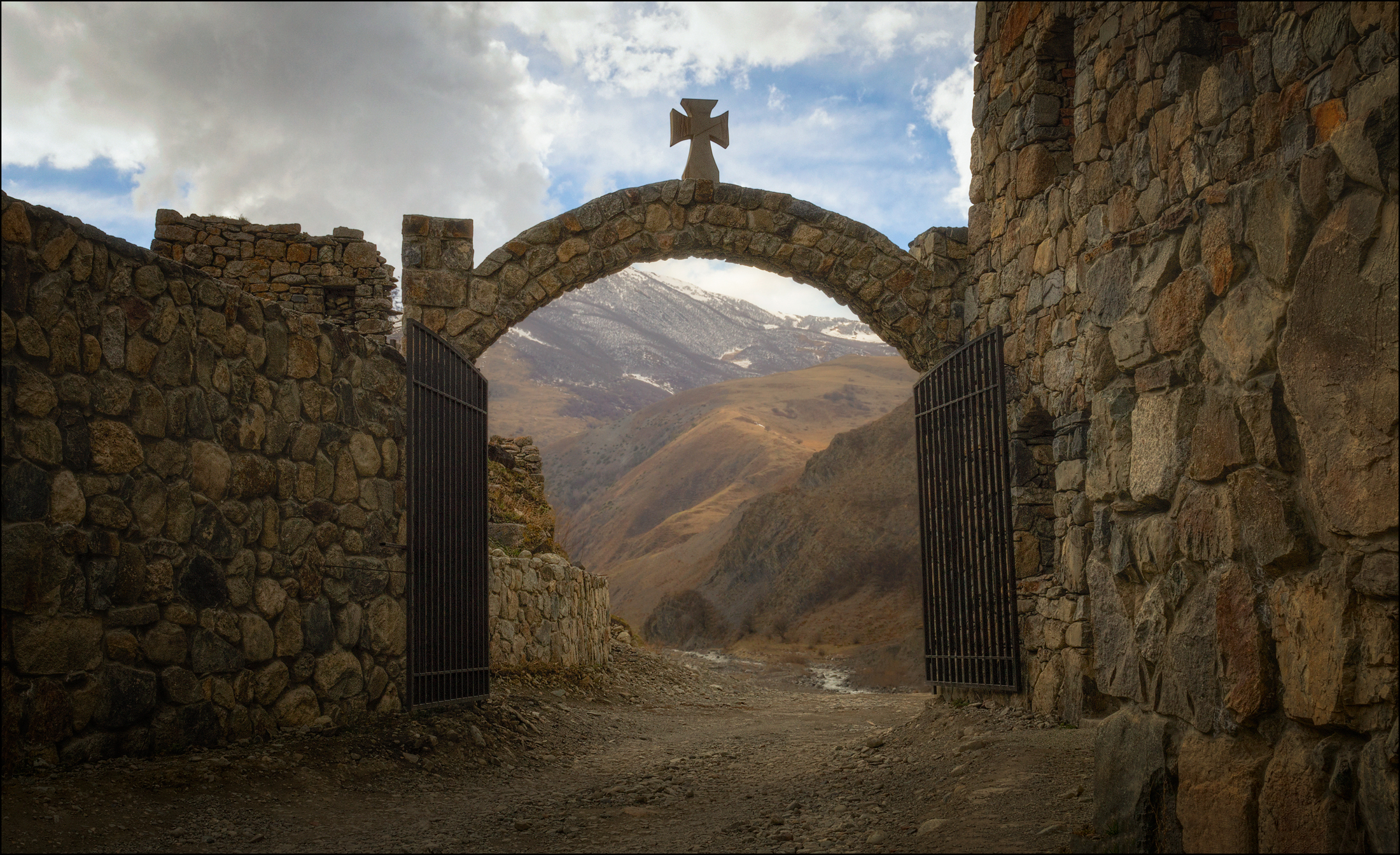 Ворота старого город. Аланский монастырь Северная Осетия арка. Фиагдон монастырь Северная Осетия Алания.