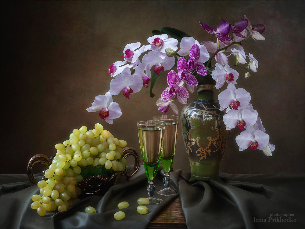 Натюрморт с букетом из орхидей