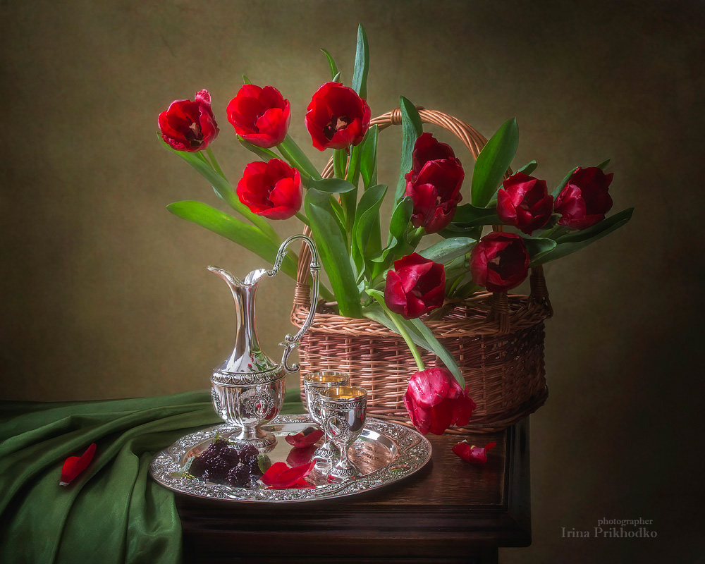 Натюрморт с корзиной красных тюльпанов