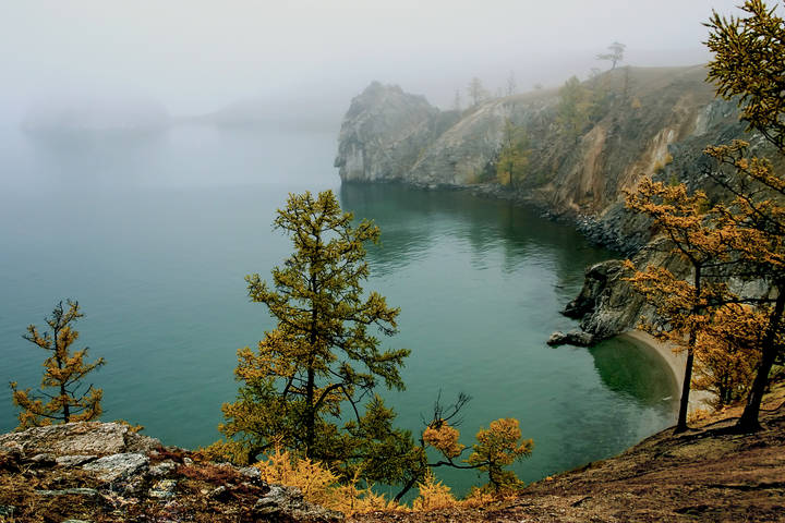 Скала Шаманка в тумане.