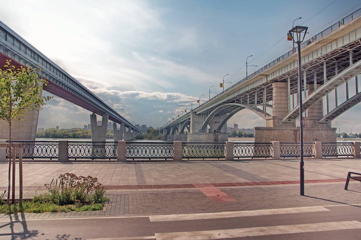 Меж двух мостов