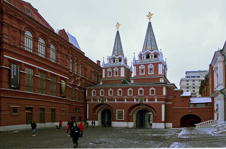 По Красной площади вдоль ГУМа...