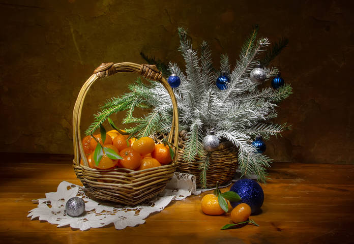 Запах хвои и мандаринов....