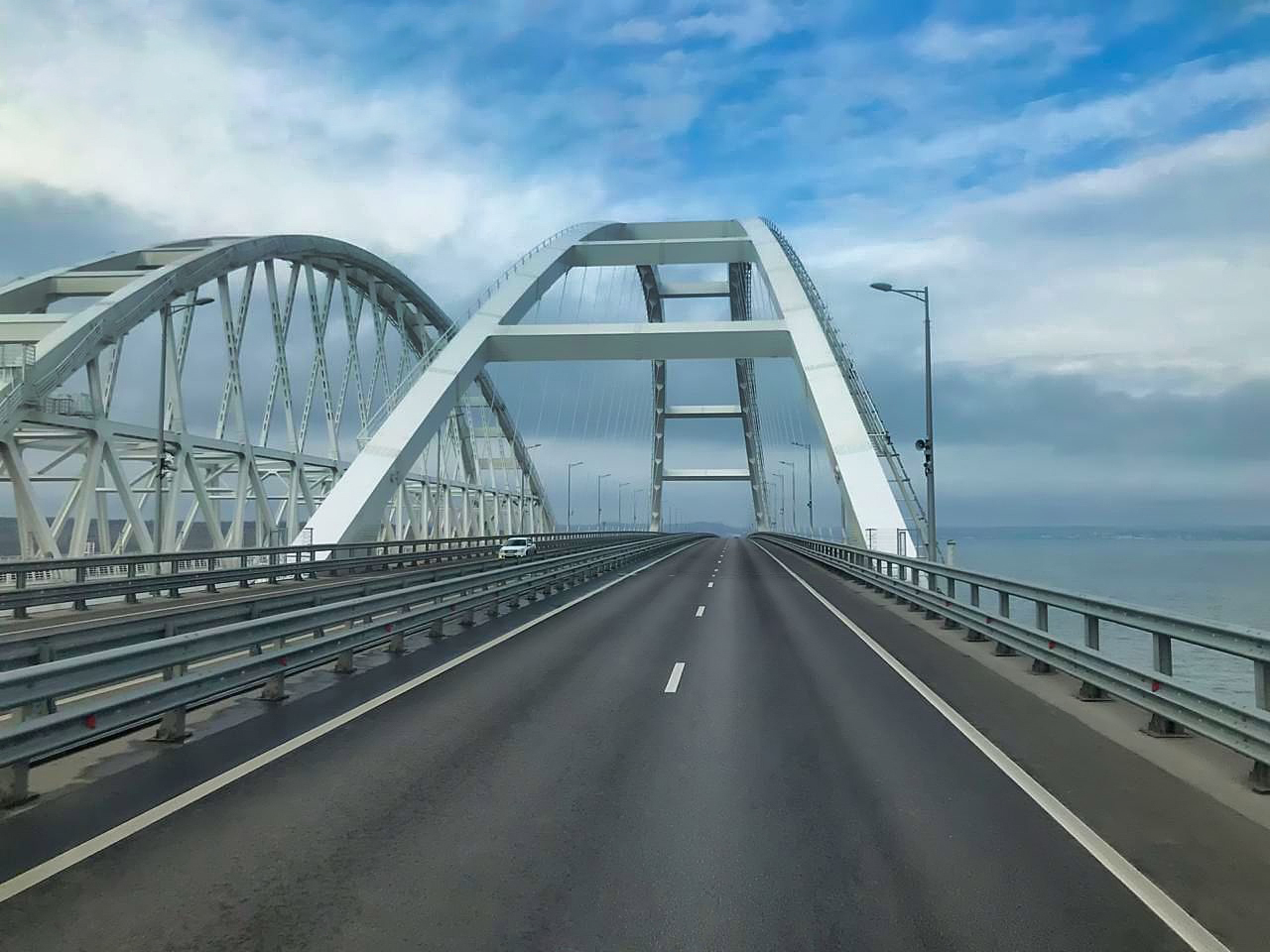 По Крымскому мосту