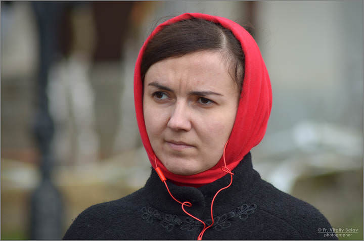 Девушка в красном платке с красными наушниками