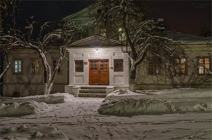 Под ярким светом ночных фонарей