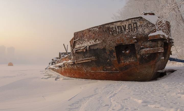 Старая баржа в морозном городе.