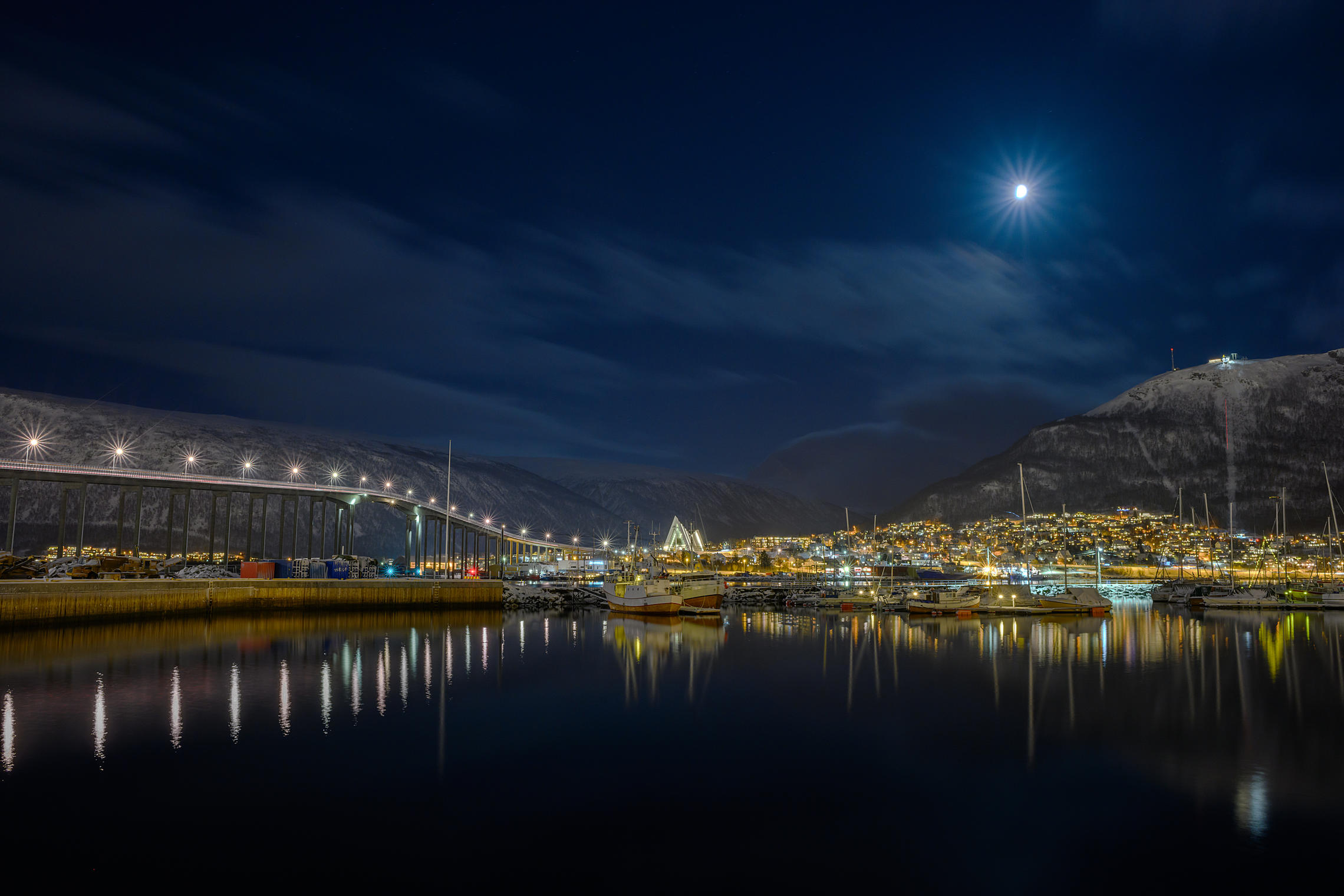 Лунная ночь над фьордом