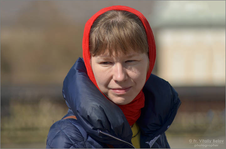 Портрет женщины в красном платке